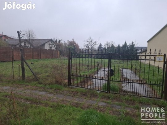 Szeged frekventált helyén telek eladó!