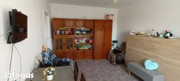 Szegeden 1+fél szobás, 35 nm-es, részben felújított lakás, liftes
