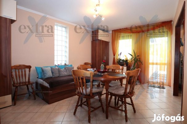 Szegeden 5 percre a TIK-től, felújított, első emeleti, erkélyes