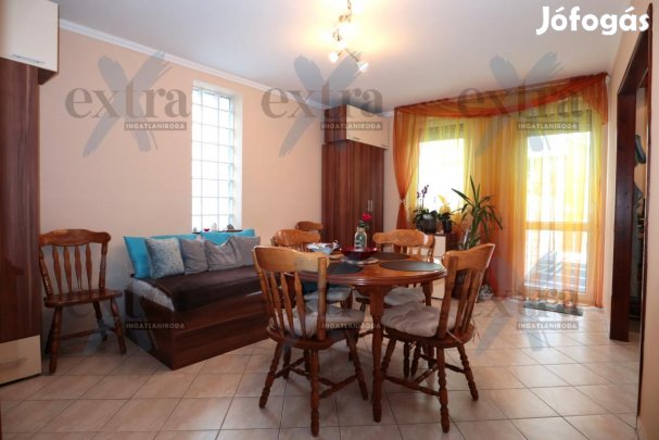 Szegeden 5 percre a TIK-től, felújított, első emeleti, erkélyes