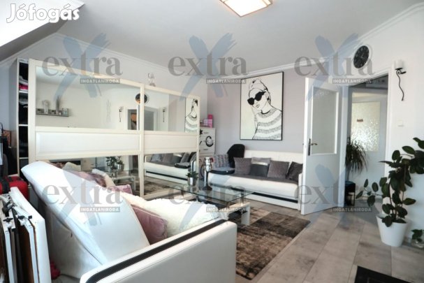 Szegeden, Alsóvároson, belső kétszintes, felújított Téglalakás Eladó!