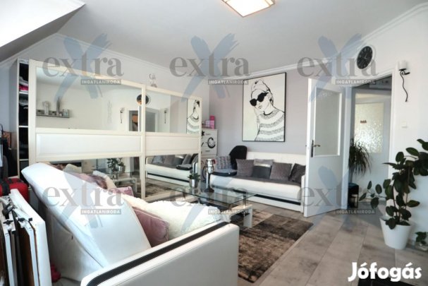 Szegeden, Alsóvároson, belső kétszintes, felújított Téglalakás Eladó!