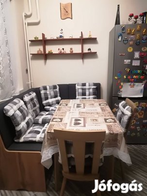 Szegeden, Petőfitelepen tégla építésű családi ház eladó