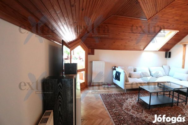 Szegeden, Rókuson, belső kétszintes, felújított Téglalakás Eladó!