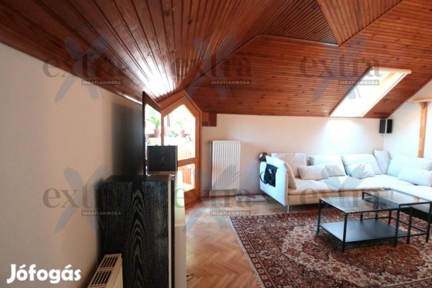 Szegeden, Rókuson, belső kétszintes, felújított Téglalakás Eladó!