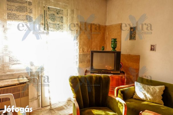 Szegeden, a TIK közvetlen közelében eladó egy 61 m-es, negyedik