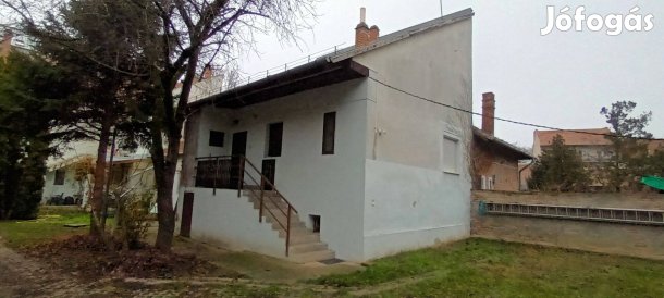 Szegeden a Felsővárosban különálló 2 nagy szobás 55m2-es földszinti tá