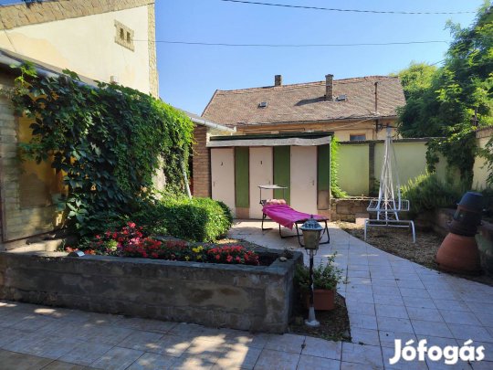 Szegeden a Katona József utcában 80 m2 + 37 m2-es családi ház, 513 m2-