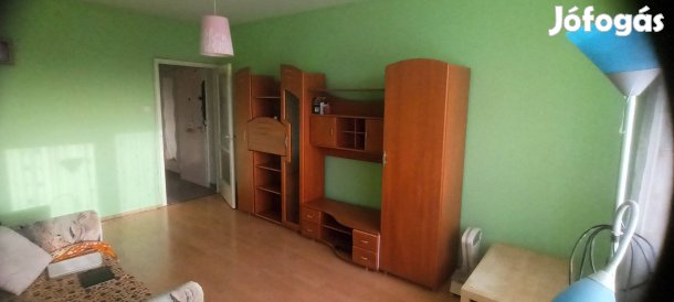 Szegeden a Kereszttöltés utcában 3 szobás,52 nm-es, 6.emeleti lakás