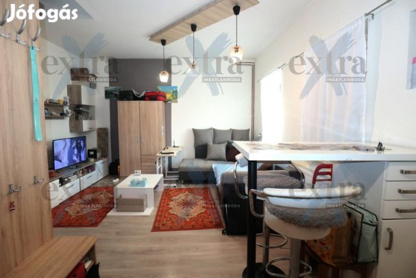 Szegeden a Kormányos utcában, belső kétszintes, kis Téglalakás Eladó!