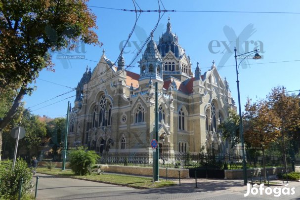 Szegeden az Árkád mellett, felújított, erkélyes, panorámás kilátással