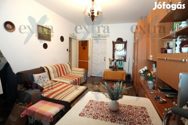 Szegeden az Olajos utcában, földszinti, erkélyes, 2 szobás Téglalakás