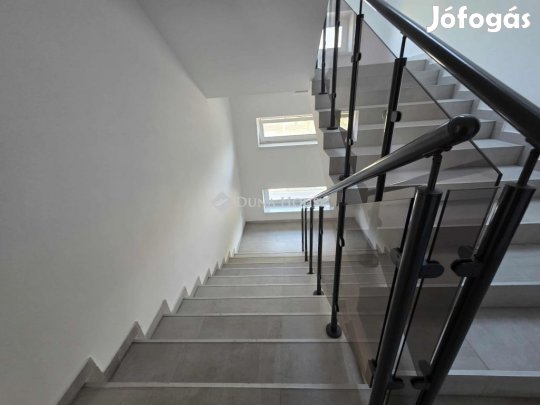 Szegedi 103 nm-es lakás eladó