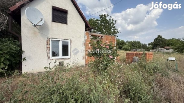 Szegedi 1453 nm-es telek eladó