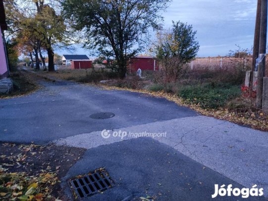 Szegedi 2000 nm-es telek eladó