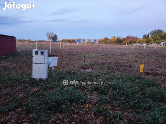 Szegedi 2000 nm-es telek eladó