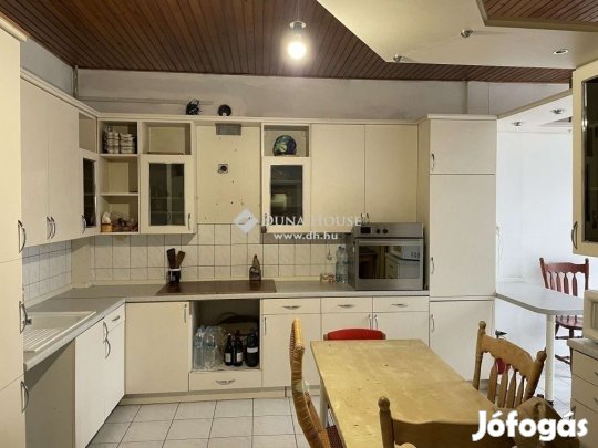 Szegedi 213 nm-es ház eladó