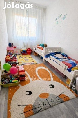 Szegedi 60 nm-es lakás eladó