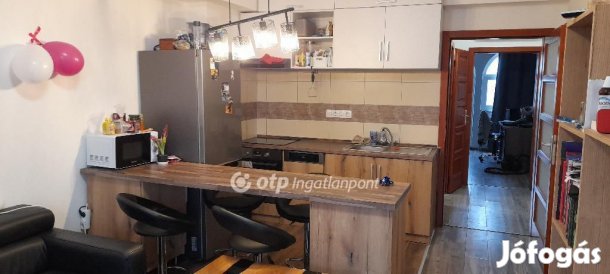 Szegedi 70 nm-es lakás eladó