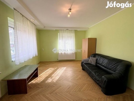 Szegedi 90 nm-es lakás eladó