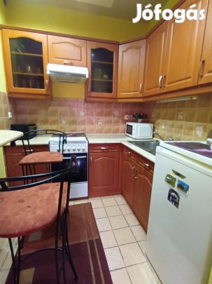 Szegfű utcán két szobás lakás eladó