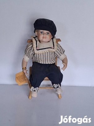 Széken ülő fiú baba