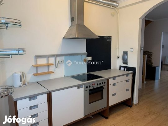 Székesfehérvári 100 nm-es lakás eladó