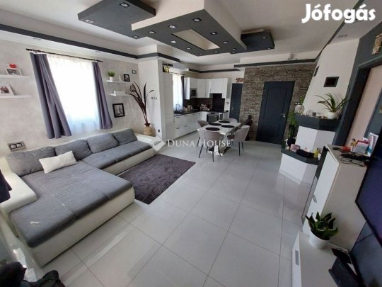 Székesfehérvári 200 nm-es ház eladó