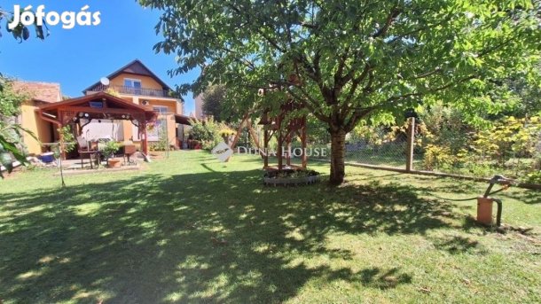 Székesfehérvári 220 nm-es ház eladó