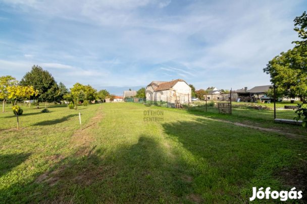 Székesfehérvári eladó 1410 nm-es telek
