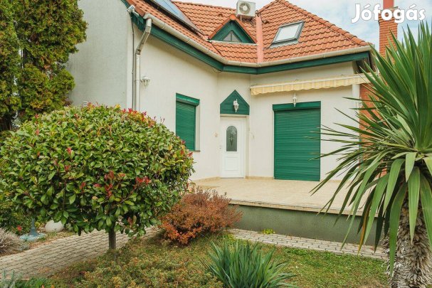 Székesfehérváron 97 nm nappali + 3 hálószobás ház eladó 105 M