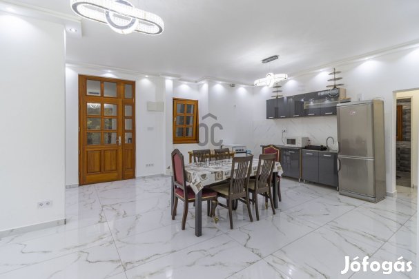 Székesfehérváron, a belváros közelében, zöldövezeti környezetben eladó