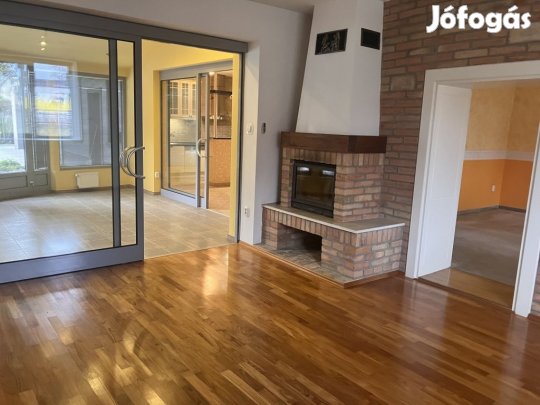 Székesfehérváron eladó egy belváros közeli szép ház medencével!