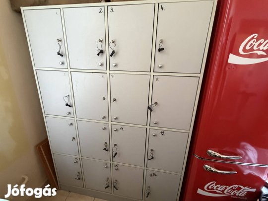 Szekrény 16 rekesszel