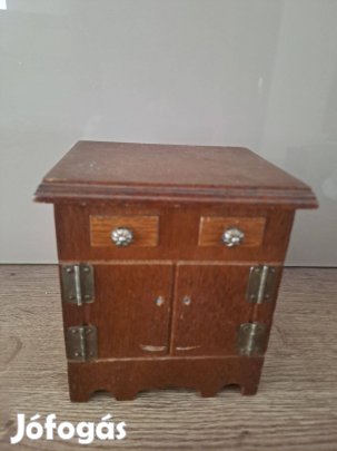 Szekrény alakú poháralátét tartó, dísztárgy