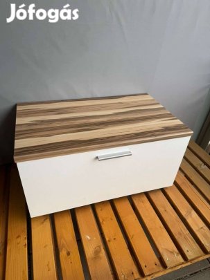 Szekrény lehajtható ajtóval. Méret 74x45x36 cm