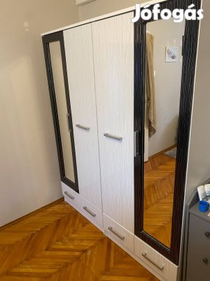 Szekrény megkímélt állapotban!