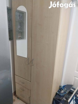 Szekrény polcokkal