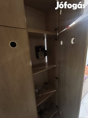 Szekrény tároló 232 cm magas x168cm széles , ajtókkal
