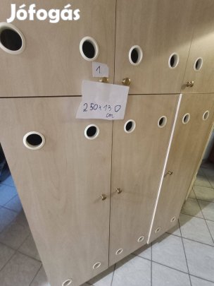 Szekrény tároló aj 250 cm magas és 130 cm széles, ajtókkal , drapp