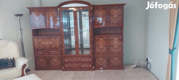 Szekrény világítással nappaliba