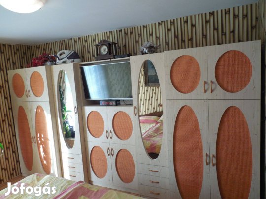 Szekrényegyüttes, csomós fenyő színű, egyedi rattan betétes ajtókkal !