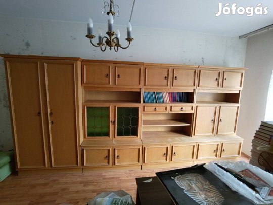 Szekrénysor bárszekrénnyel és világítással