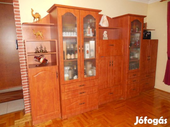 Szekrénysor, igényes, egyedi gyártású, MDF ajtókkal, különleges üvegek