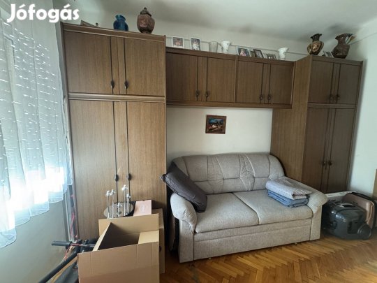 Szekrénysor a 90's évekből, korának megfelelő szép állapotban