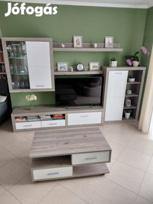 Szekrénysor asztallal