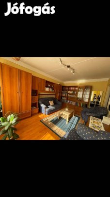 Szekrénysor és ágy