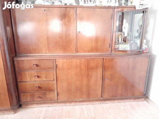 Szekrénysor kanapéval