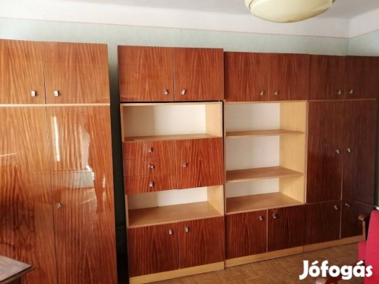 Szekrénysor lakkozott ajtókkal