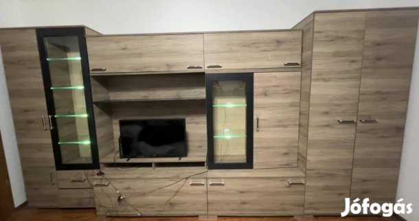 Szekrénysor világítós üveglapokkal